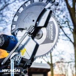 Hyundai 56256 Radiaal Afkortzaag - 1800W - 305mm (2x 45°) 18 Hyundai 56256 Radiaal Afkortzaag - 1800W - 305mm (2x 45°) -Makita || Bosch || Stanley Verkoop 1e2b9a398e547bdeb7440367353213c0