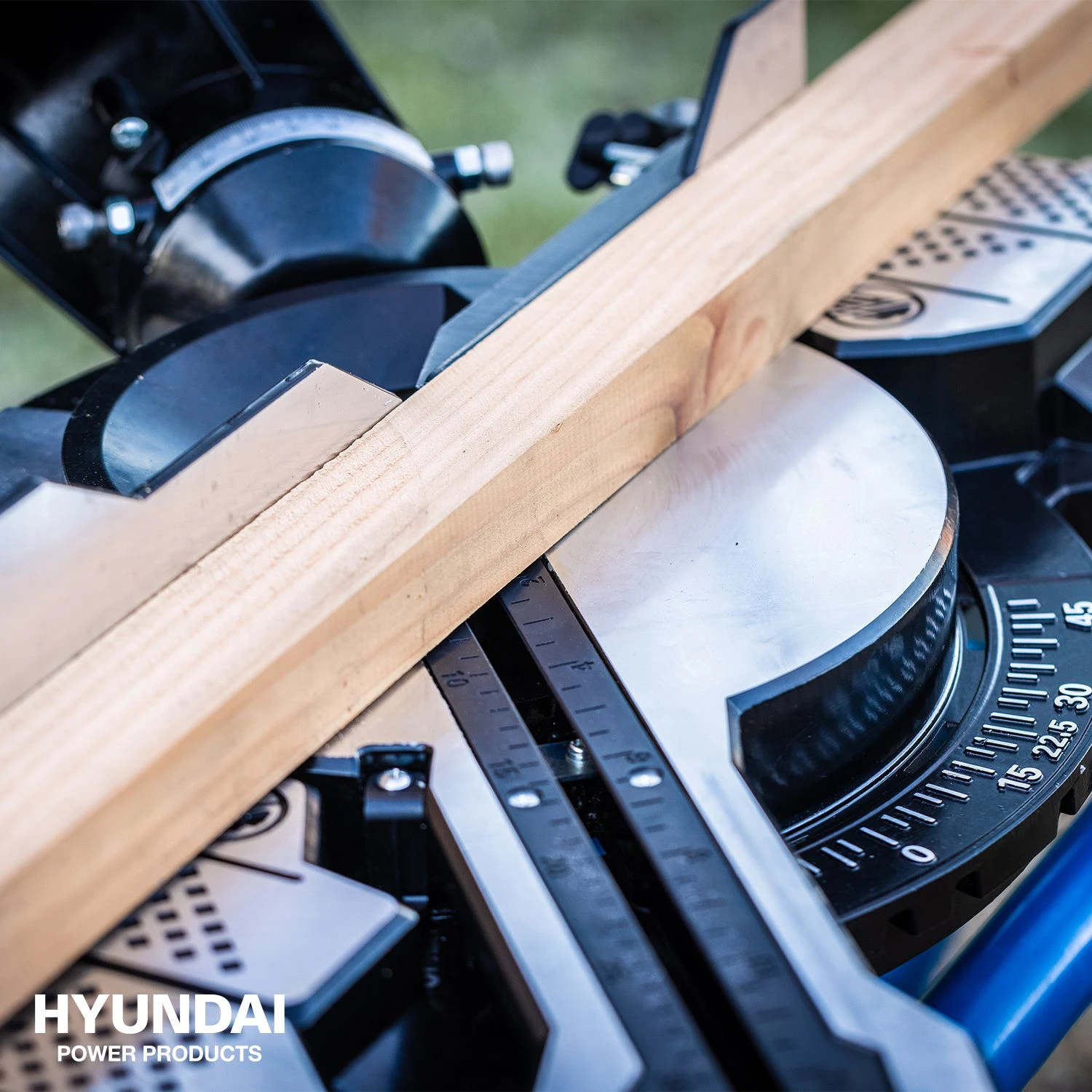 Hyundai 56256 Radiaal Afkortzaag - 1800W - 305mm (2x 45°) 6 Hyundai 56256 Radiaal Afkortzaag - 1800W - 305mm (2x 45°) - Afbeelding 6