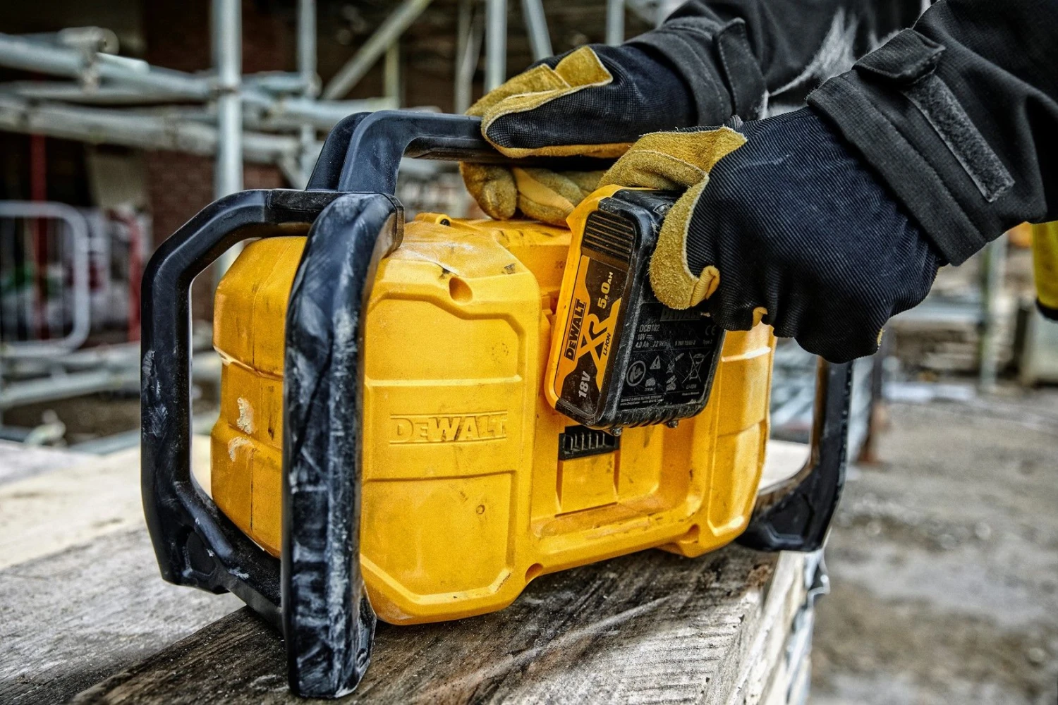 DeWALT DCR029 18V Li-Ion Accu DAB+ Bouwradio Met Oplaadfunctie - Werkt Op Netstroom & Accu - DCR029-QW 3 DeWALT DCR029 18V Li-Ion Accu DAB+ Bouwradio Met Oplaadfunctie - Werkt Op Netstroom & Accu - DCR029-QW - Afbeelding 3