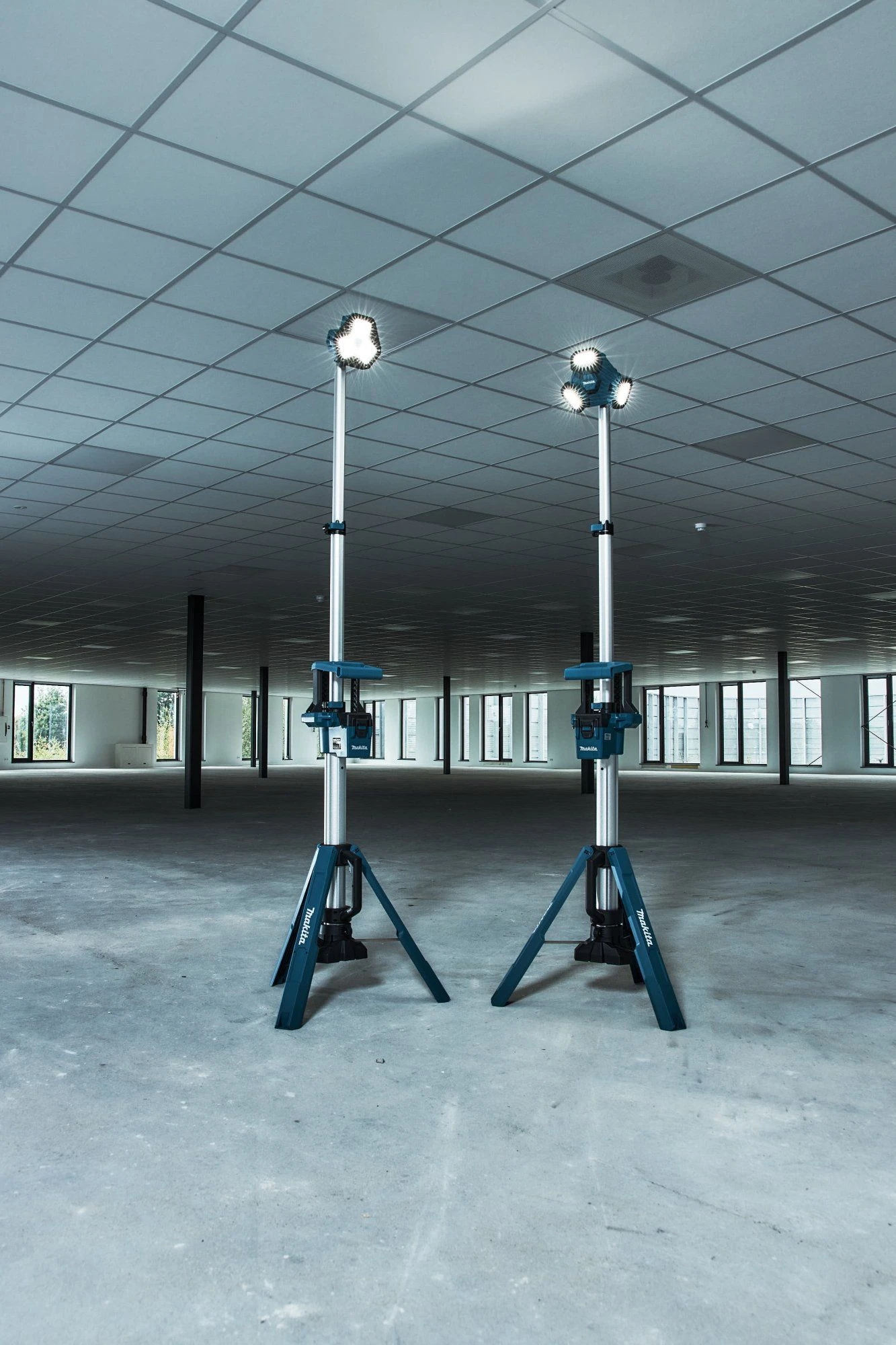 Makita NLADML814 14.4V - 18V Li-Ion Accu Bouwlamp Op Statief - 3 Spots - 100-220cm - 3000 Lumen 14 Makita NLADML814 14.4V - 18V Li-Ion Accu Bouwlamp Op Statief - 3 Spots - 100-220cm - 3000 Lumen - Afbeelding 14